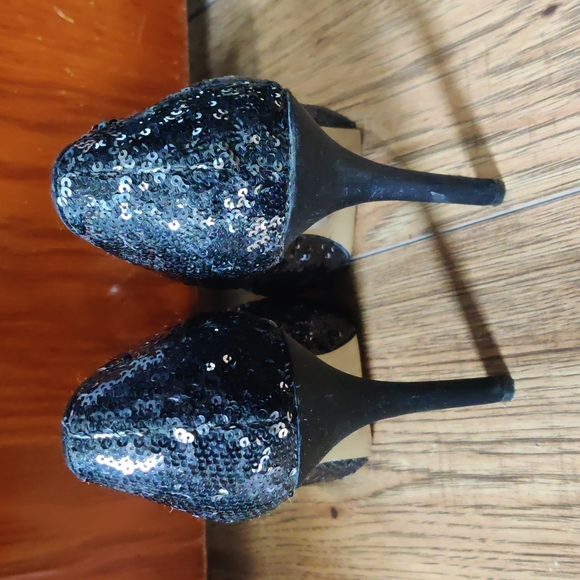 Black sequined Le Chateau peep-toe heels - Picture 3 of 5